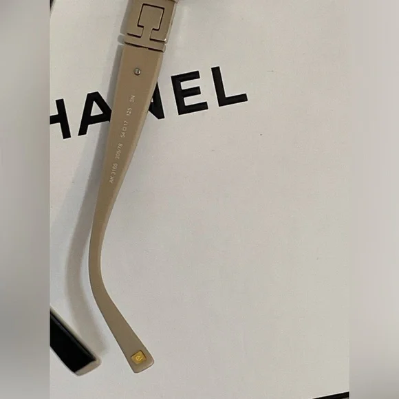 Vintage Rare Anne Klein Sunglasses two toned
Black brown beige small medium - Picture 8 of 13